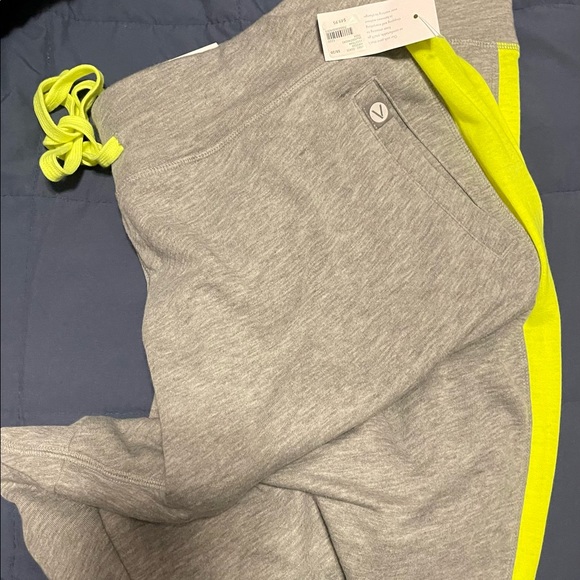 LIVI Active Jogging Set by Lane Bryant - Picture 4 of 6